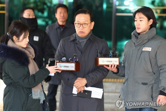 석동현 변호사가 19일 오후 서울 서초구 서울고검 앞에서 입장을 밝히고 있다. 연합뉴스